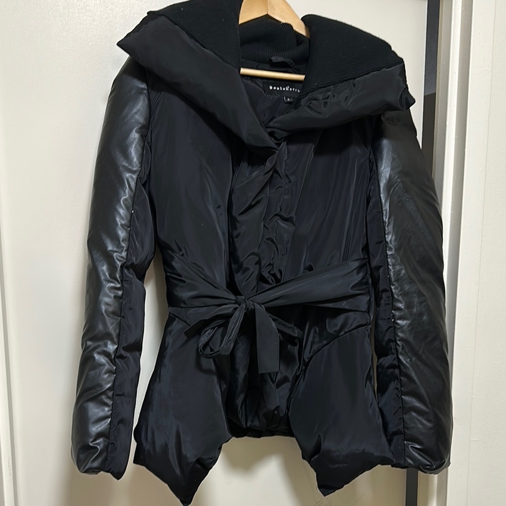 Sleek Black Puffer Jacket with Quilted Sleeves